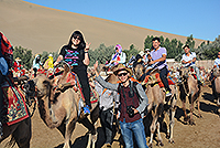 在沙漠上騎著駱駝，漫遊絲綢之路（蘭州大學交流活動參加者高智櫻同學提供）